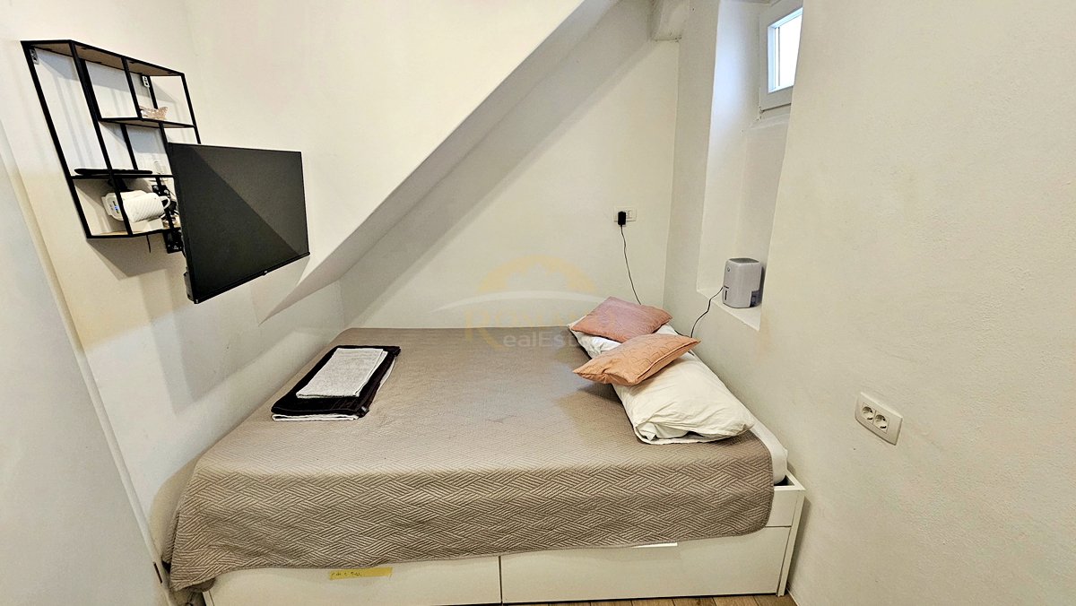 Casa in pietra ristrutturata nel centro storico di Trogir su 5 piani